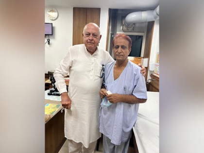 Farooq Abdullah visits SP leader Azam Khan at Sir Gangaram hospital | Farooq Abdullah visits SP leader Azam Khan at Sir Gangaram hospital