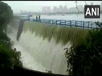 As heavy rains lash Mumbai, city's Powai lake starts overflowing | As heavy rains lash Mumbai, city's Powai lake starts overflowing