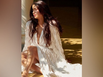 Janhvi Kapoor shares her Saturday vibe, looks elegant in white dress | Janhvi Kapoor shares her Saturday vibe, looks elegant in white dress