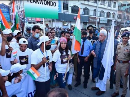 J-K Lt Governor flags off 'The Great India Run' in Srinagar | J-K Lt Governor flags off 'The Great India Run' in Srinagar