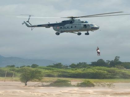 Karnataka: Indian Air Force helicopter rescue ten people from overflowing Chitravati river | Karnataka: Indian Air Force helicopter rescue ten people from overflowing Chitravati river