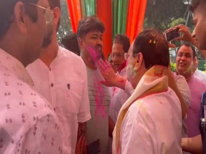 Nadda celebrates Holi with BJP workers in Delhi | Nadda celebrates Holi with BJP workers in Delhi