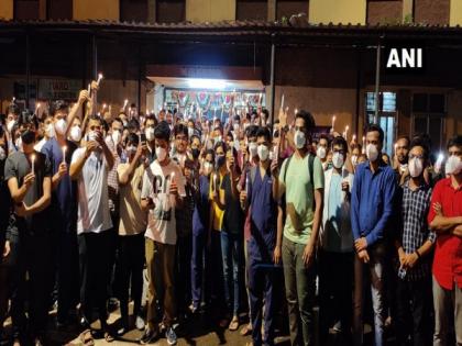 Maharashtra: Doctors of Mumbai hospital take out a candle march, demand arrest of persons who attacked their colleagues | Maharashtra: Doctors of Mumbai hospital take out a candle march, demand arrest of persons who attacked their colleagues