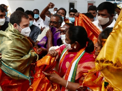 Amid political crisis, Rahul Gandhi lands in Puducherry | Amid political crisis, Rahul Gandhi lands in Puducherry