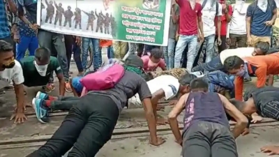 Anti-Agnipath protesters do push-ups on railway tracks in Bengal | Anti-Agnipath protesters do push-ups on railway tracks in Bengal