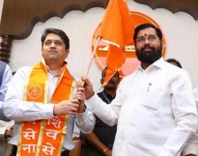 Thackeray jolted as top aide's son joins CM's Shiv Sena | Thackeray jolted as top aide's son joins CM's Shiv Sena