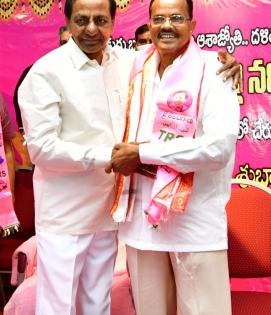 Former Andhra minister Mothkupalli Narasimhulu joins TRS | Former Andhra minister Mothkupalli Narasimhulu joins TRS