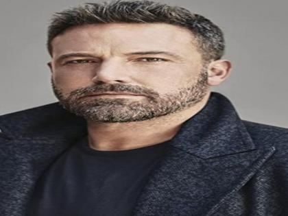 Ben Affleck angrily looks at police after illegally parking to eat fast food in car | Ben Affleck angrily looks at police after illegally parking to eat fast food in car
