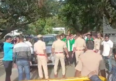 K'taka police detain Congress leader ahead of Modi visit | K'taka police detain Congress leader ahead of Modi visit K'taka police detain Congress leader ahead of Modi visit | K'taka police detain Congress leader ahead of Modi visit