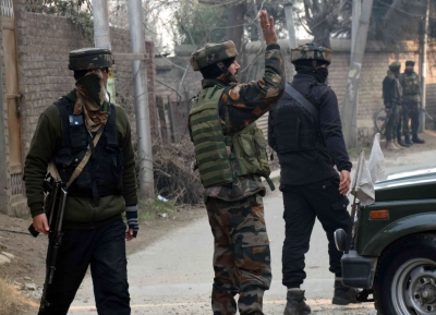 Cop injured in terrorist firing at Pulwama in Kashmir | Cop injured in terrorist firing at Pulwama in Kashmir