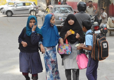 Suspended students shun hijab to attend classes, K'taka edu dept relieved | Suspended students shun hijab to attend classes, K'taka edu dept relieved