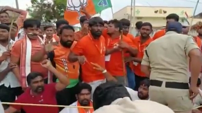 TRS, BJP workers clash during Bandi Sanjay's yatra | TRS, BJP workers clash during Bandi Sanjay's yatra