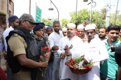 Lucknow cops offer roses to all namazis | Lucknow cops offer roses to all namazis