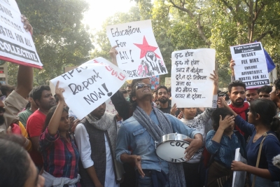 Protesting JNU students take aim at MHRD (3rd Lead) | Protesting JNU students take aim at MHRD (3rd Lead)