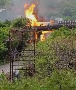 4 dead, 3 injured as chemical tanker catches fire on Mumbai-Pune Expressway | 4 dead, 3 injured as chemical tanker catches fire on Mumbai-Pune Expressway