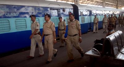 Kerala: Railway police on hunt for accused of molesting minor girl in train | Kerala: Railway police on hunt for accused of molesting minor girl in train Kerala: Railway police on hunt for accused of molesting minor girl in train | Kerala: Railway police on hunt for accused of molesting minor girl in train