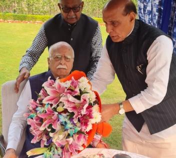 PM Modi, Rajnath visit L.K. Advani on 95th b'day | PM Modi, Rajnath visit L.K. Advani on 95th b'day