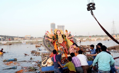 Devotees immerse Durga idols in Yamuna despite ban | Devotees immerse Durga idols in Yamuna despite ban