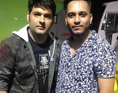 Kapil Sharma's name inked on singer Oye Kunaal's hand, here's why | Kapil Sharma's name inked on singer Oye Kunaal's hand, here's why Kapil Sharma's name inked on singer Oye Kunaal's hand, here's why | Kapil Sharma's name inked on singer Oye Kunaal's hand, here's why
