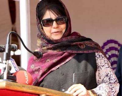 Mehbooba writes to L-G, seeks inquiry into Srinagar encounter | Mehbooba writes to L-G, seeks inquiry into Srinagar encounter