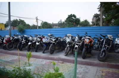 Delhi Police bust racket supplying stolen bikes to snatchers | Delhi Police bust racket supplying stolen bikes to snatchers