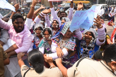 TRS protest at BJP office in Hyderabad triggers tension | TRS protest at BJP office in Hyderabad triggers tension