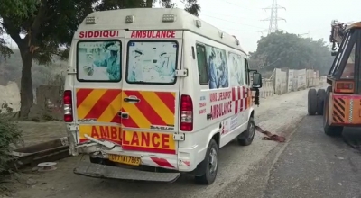Car collides with ambulance on Greater Noida expressway, 2 injured | Car collides with ambulance on Greater Noida expressway, 2 injured
