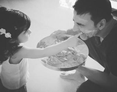 Twinkle shares Akshay Kumar's photo with daughter, says 'he is her wall' | Twinkle shares Akshay Kumar's photo with daughter, says 'he is her wall'