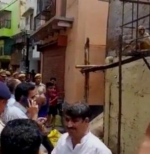 Monkey snatches District Magistrate's specs in Vrindavan | Monkey snatches District Magistrate's specs in Vrindavan