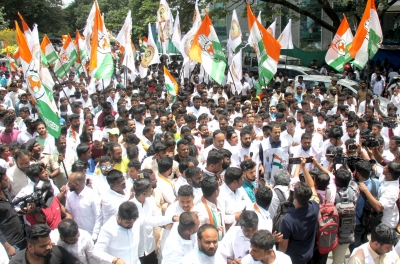Youth Congress protests over rising LPG cylinder prices | Youth Congress protests over rising LPG cylinder prices Youth Congress protests over rising LPG cylinder prices | Youth Congress protests over rising LPG cylinder prices