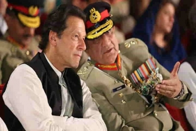 Imran admits to offering army chief extension to save govt | Imran admits to offering army chief extension to save govt