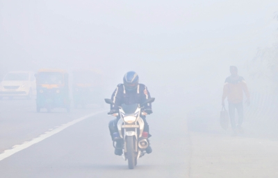 Dense fog in Delhi, visibility at Palam reduced to 50m | Dense fog in Delhi, visibility at Palam reduced to 50m