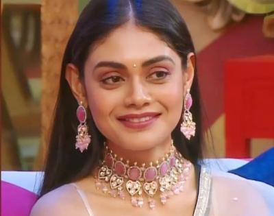 'BB 16': Tina's mother mistakenly hugs Sreejita instead of her daughter | 'BB 16': Tina's mother mistakenly hugs Sreejita instead of her daughter