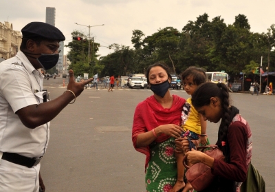 Kolkata Police sensitise people about bi-weekly lockdown | Kolkata Police sensitise people about bi-weekly lockdown