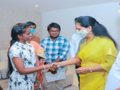 Telangana: Nizamabad MLC Kavitha felicitates woman for excelling in mining sector | Telangana: Nizamabad MLC Kavitha felicitates woman for excelling in mining sector Telangana: Nizamabad MLC Kavitha felicitates woman for excelling in mining sector | Telangana: Nizamabad MLC Kavitha felicitates woman for excelling in mining sector