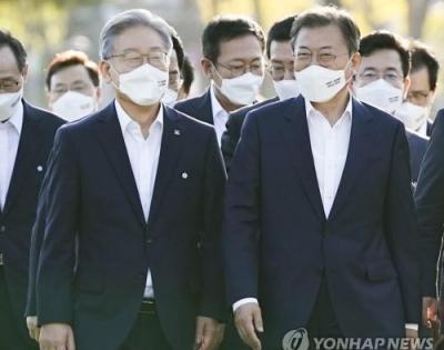 Moon meets ruling party's presidential nominee | Moon meets ruling party's presidential nominee