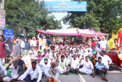 Angry farmers in Raj take govt officials hostage for few hours, demand procurement of paddy | Angry farmers in Raj take govt officials hostage for few hours, demand procurement of paddy