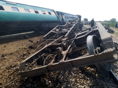 Five injured as train derails after Balochistan explosion | Five injured as train derails after Balochistan explosion