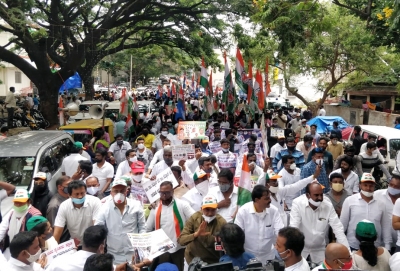 K'taka BJP supporters raise pro-Modi slogans at Cong rally | K'taka BJP supporters raise pro-Modi slogans at Cong rally