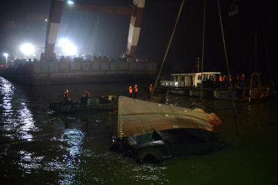 Salvage crew again try again to raise sunken Japanese tour boat | Salvage crew again try again to raise sunken Japanese tour boat