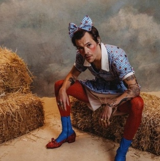 Harry Styles styles up as Dorothy for Wizard of Oz-themed 'Harryween' Show | Harry Styles styles up as Dorothy for Wizard of Oz-themed 'Harryween' Show