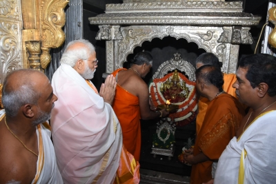 Modi offers prayers to goddess Chamundeshwari in K'taka; Mysuru all set Yoga Day event | Modi offers prayers to goddess Chamundeshwari in K'taka; Mysuru all set Yoga Day event Modi offers prayers to goddess Chamundeshwari in K'taka; Mysuru all set Yoga Day event | Modi offers prayers to goddess Chamundeshwari in K'taka; Mysuru all set Yoga Day event