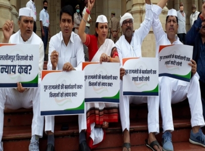 SP, Cong stage protests outside UP Assembly | SP, Cong stage protests outside UP Assembly