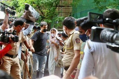 Rhea at CBI's with Mumbai Police as escort | Rhea at CBI's with Mumbai Police as escort