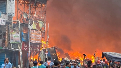 700 firefighters work to douse massive Dhaka wholesale market fire | 700 firefighters work to douse massive Dhaka wholesale market fire