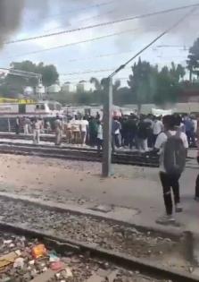 Agnipath protests: Hyderabad Metro, MMTS trains suspended after violence | Agnipath protests: Hyderabad Metro, MMTS trains suspended after violence Agnipath protests: Hyderabad Metro, MMTS trains suspended after violence | Agnipath protests: Hyderabad Metro, MMTS trains suspended after violence