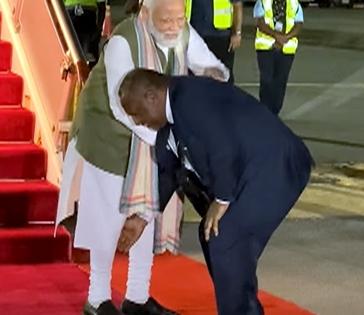 PM Modi arrives in Papua New Guinea, PM Marape touches his feet | PM Modi arrives in Papua New Guinea, PM Marape touches his feet