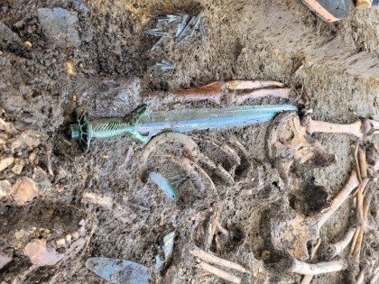Ancient, well-preserved bronze sword found in Germany | Ancient, well-preserved bronze sword found in Germany