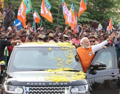 PM Modi's mega road show begins in B'luru | PM Modi's mega road show begins in B'luru
