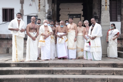 Ex-PM Deve Gowda offers prayers at Sree Padmanabhaswamy temple in Kerala | Ex-PM Deve Gowda offers prayers at Sree Padmanabhaswamy temple in Kerala